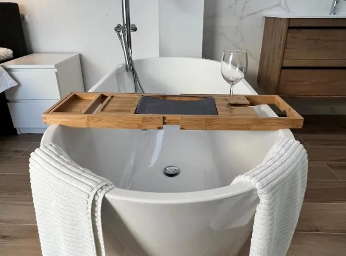 Karibu & Pool Marbella