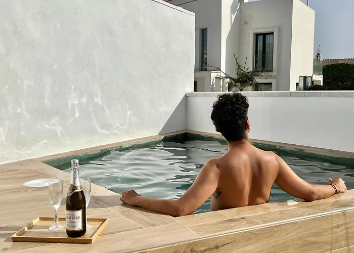 Karibu & Pool Марбелья