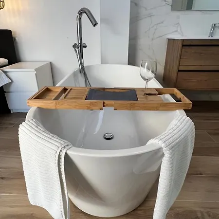 Karibu & Pool Марбелья